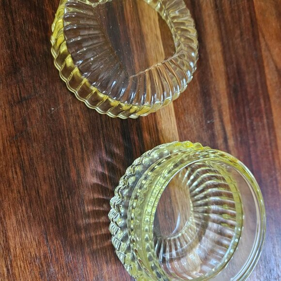 VINTAGE YELLOW GLASS COVERED DISH FOR JEWELRY OR WHAT NOT PRETTY YELLOW COLOR - Picture 4 of 6